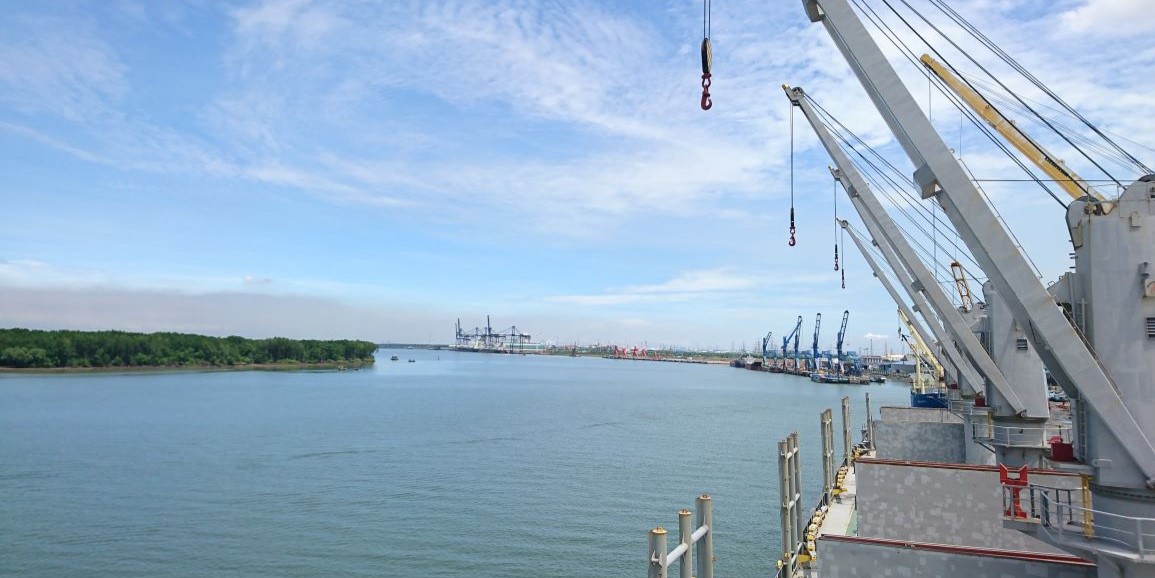 General cargo vessel crane
