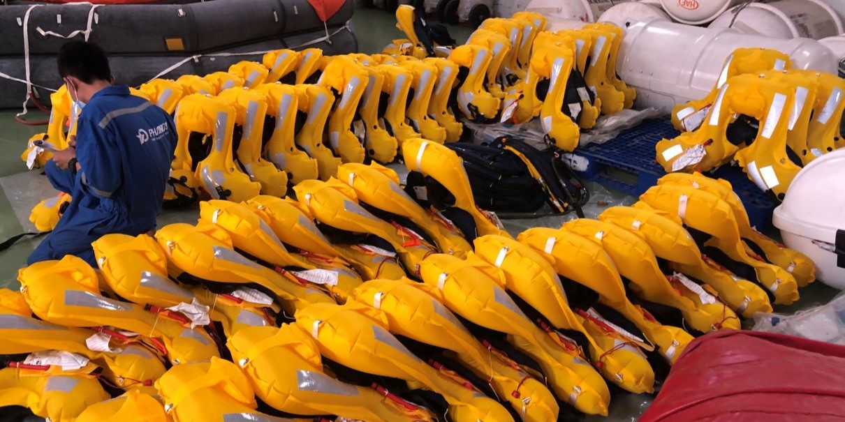Service of inflatable lifejackets
