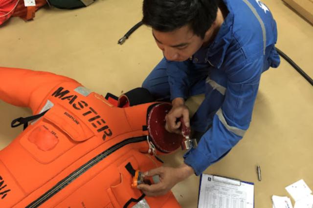 Immersion suit air test